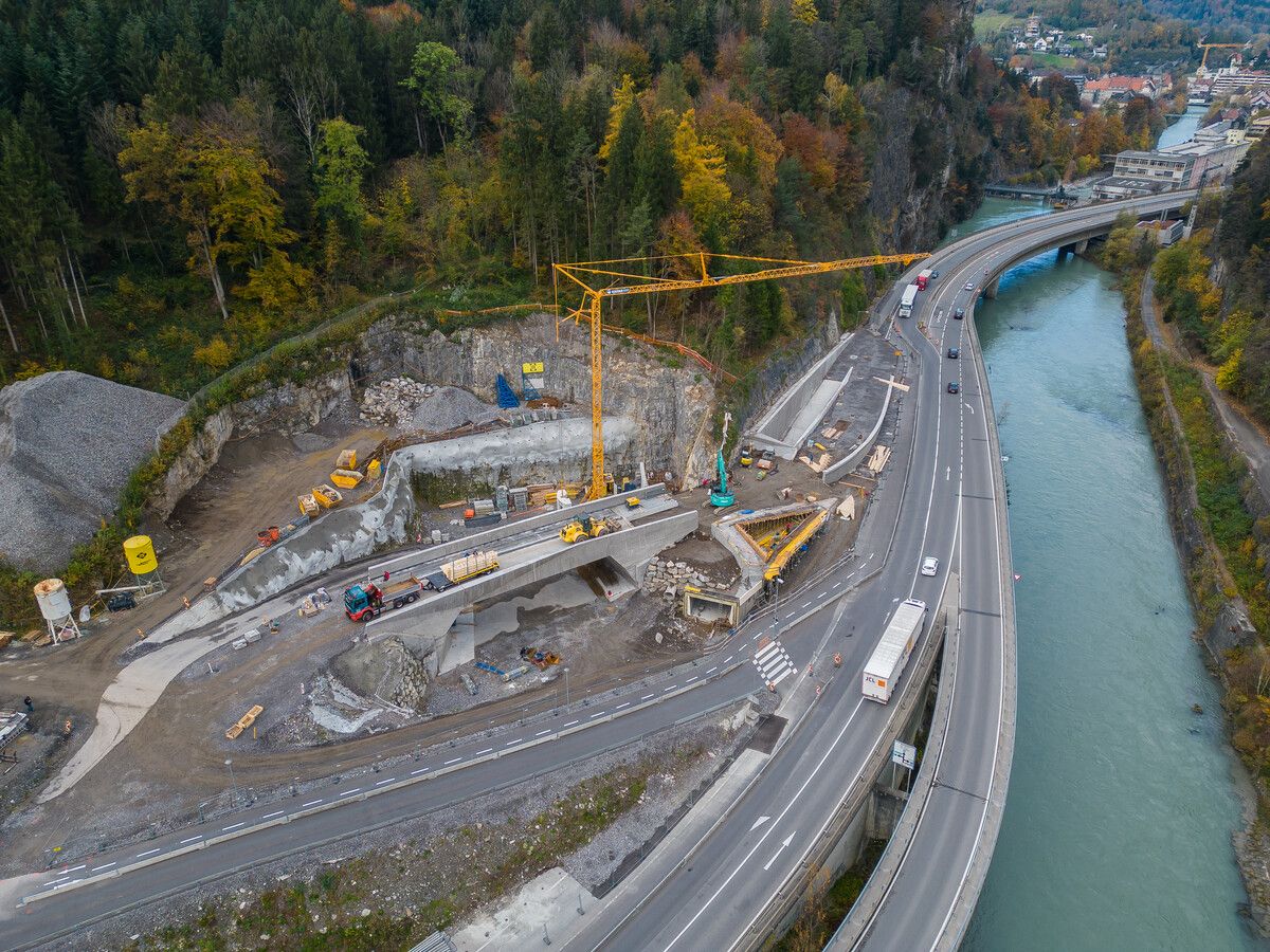 Nach dem Politischen Nachtgebet im Feldkircher Dom gibt es eine Mahnwache bei der Baustelle des Stadttunnels.VN/Steurer