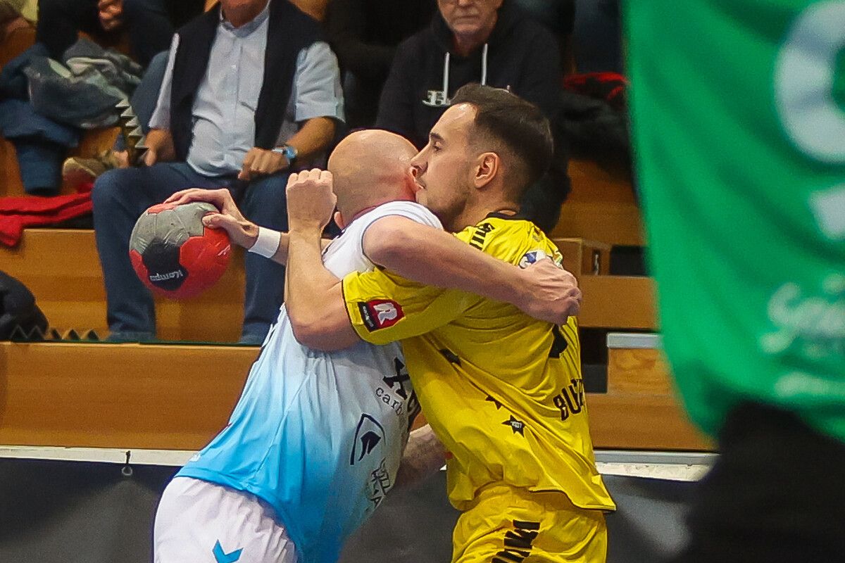 Nach einem Handgemenge war für Robert Weber (l.) und Sebastian Burger das Spiel beendet. Steurer