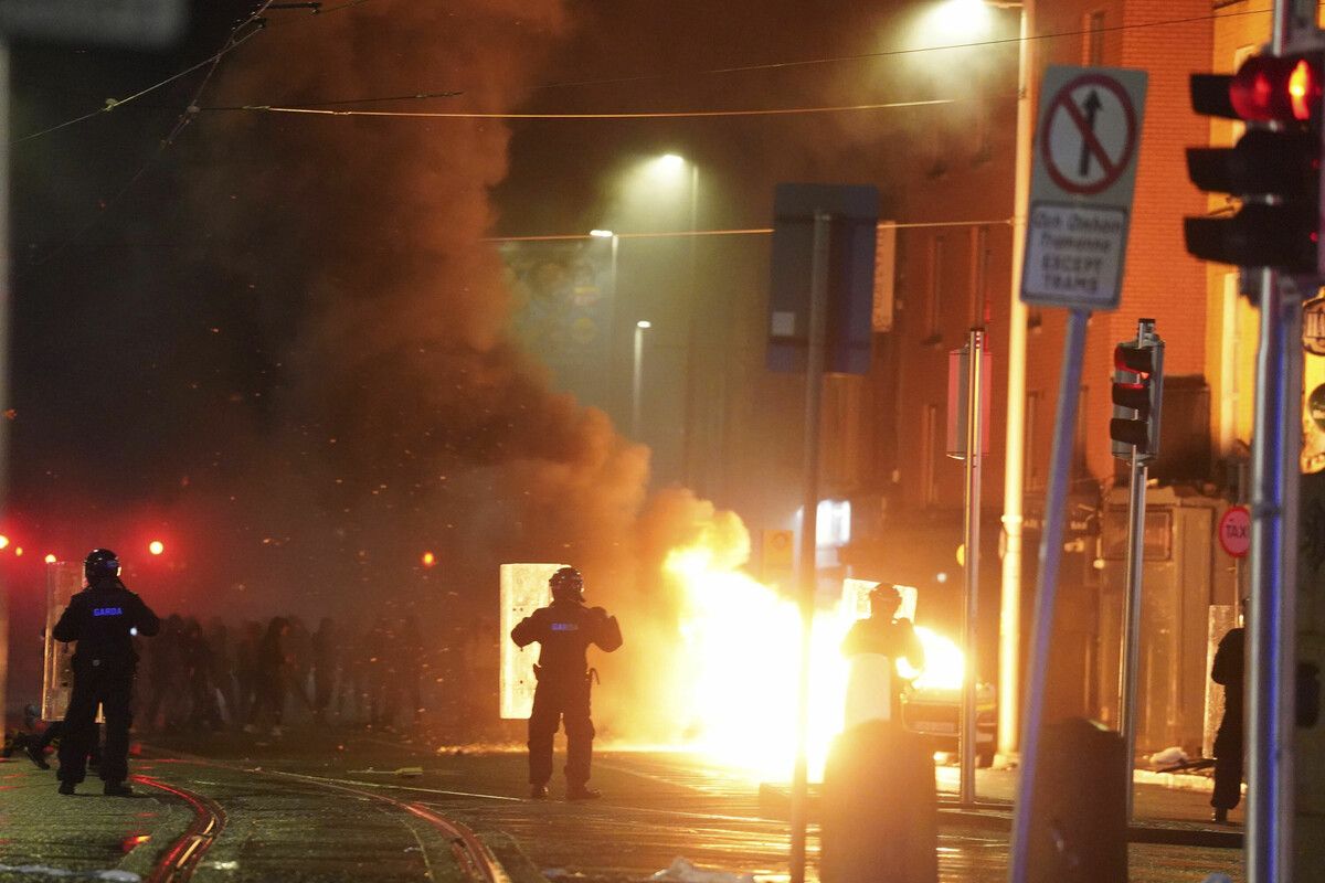 Nach einer Messerattacke auf mehrere Kinder und eine Frau in Dublin ist es zu heftigen Ausschreitungen in der Innenstadt gekommen. AP