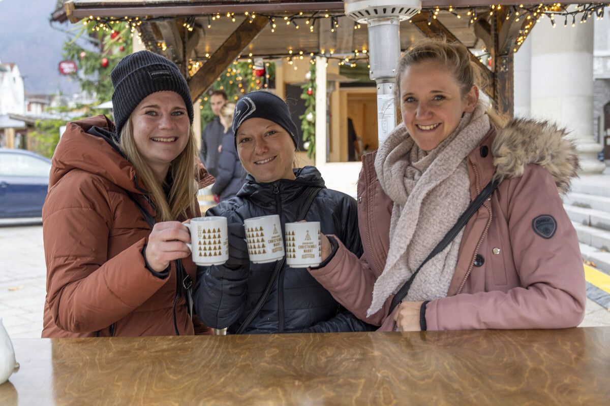Natalie Eller, Andrea Kölbl und Sabrina Baumsteiger beim After-Work-Drink. 