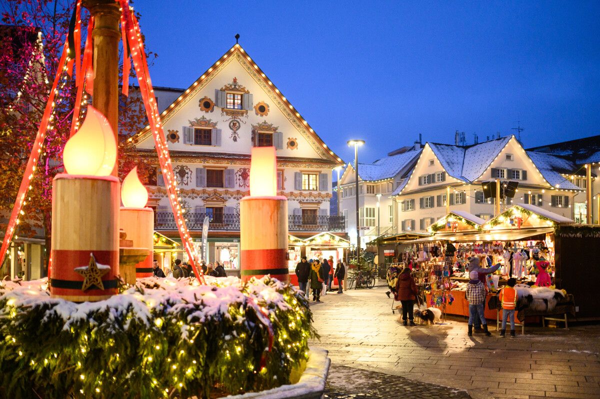 Neben wunderschönem Kunsthandwerk kann auch der große Adventkranz und der beeindruckende Christbaum beim Dornbirner Christkindlemarkt bestaunt werden.Matthias Rhomberg/Dornbirn Tourismus