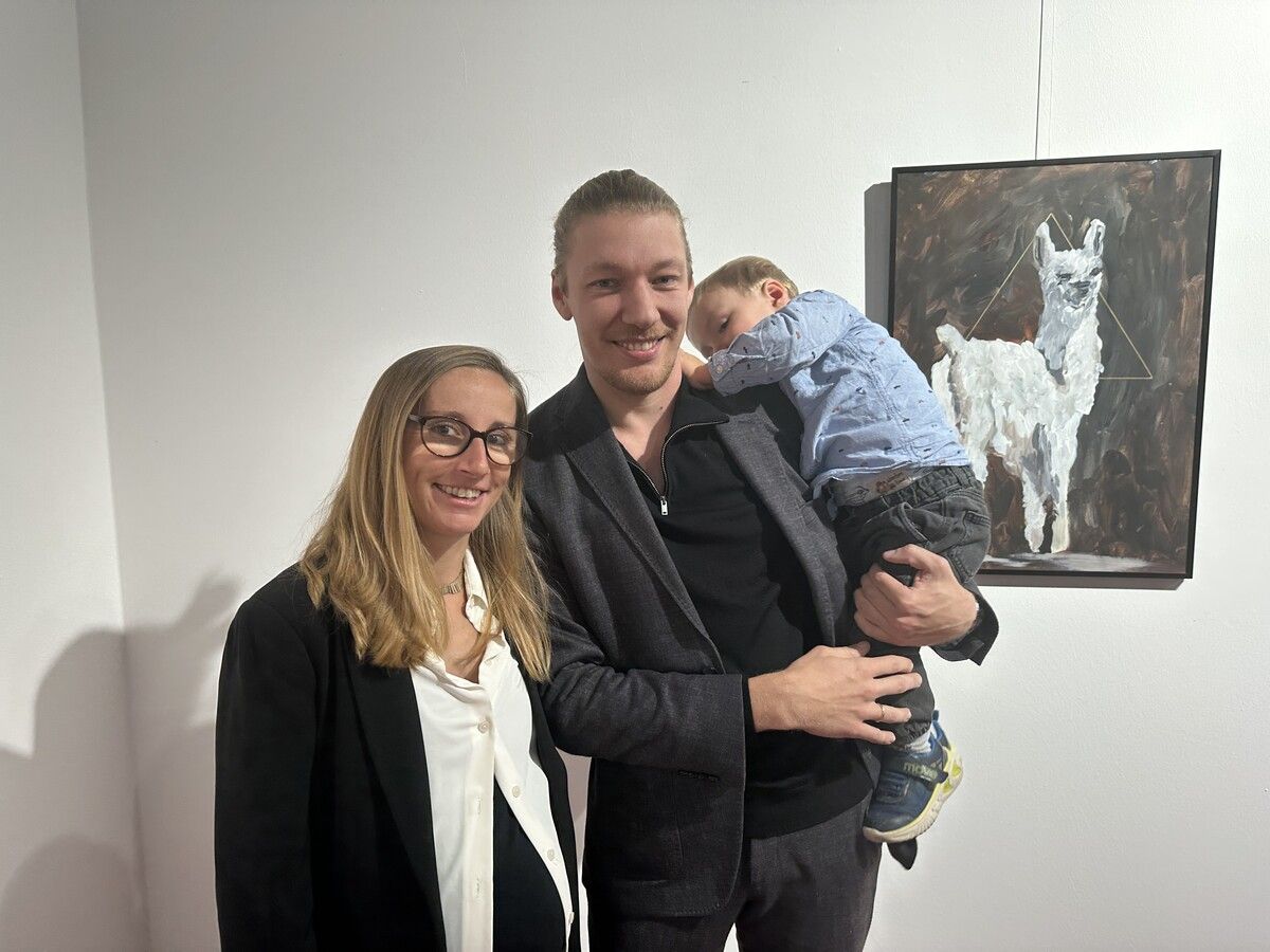Nikola Bartenbach mit seiner hochschwangeren Ehefrau Eva und dem Söhnchen Lui.BI (2)