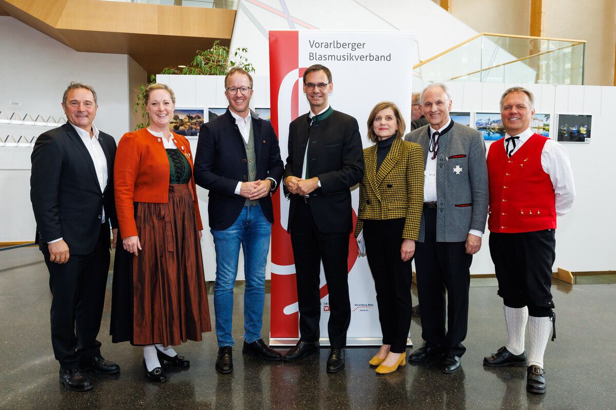 NR Norbert Sieber, Sabrina Ganahl (Geschäftsführerin VBV), LR Christian Gantner, LH Markus Wallner, Landesstatthalterin Barbara Schöbi-Fink, Landesobmann Wolfram Baldauf und der derzeitige Landesobmann-Stellvertreter Thomas Rudigier. VLK