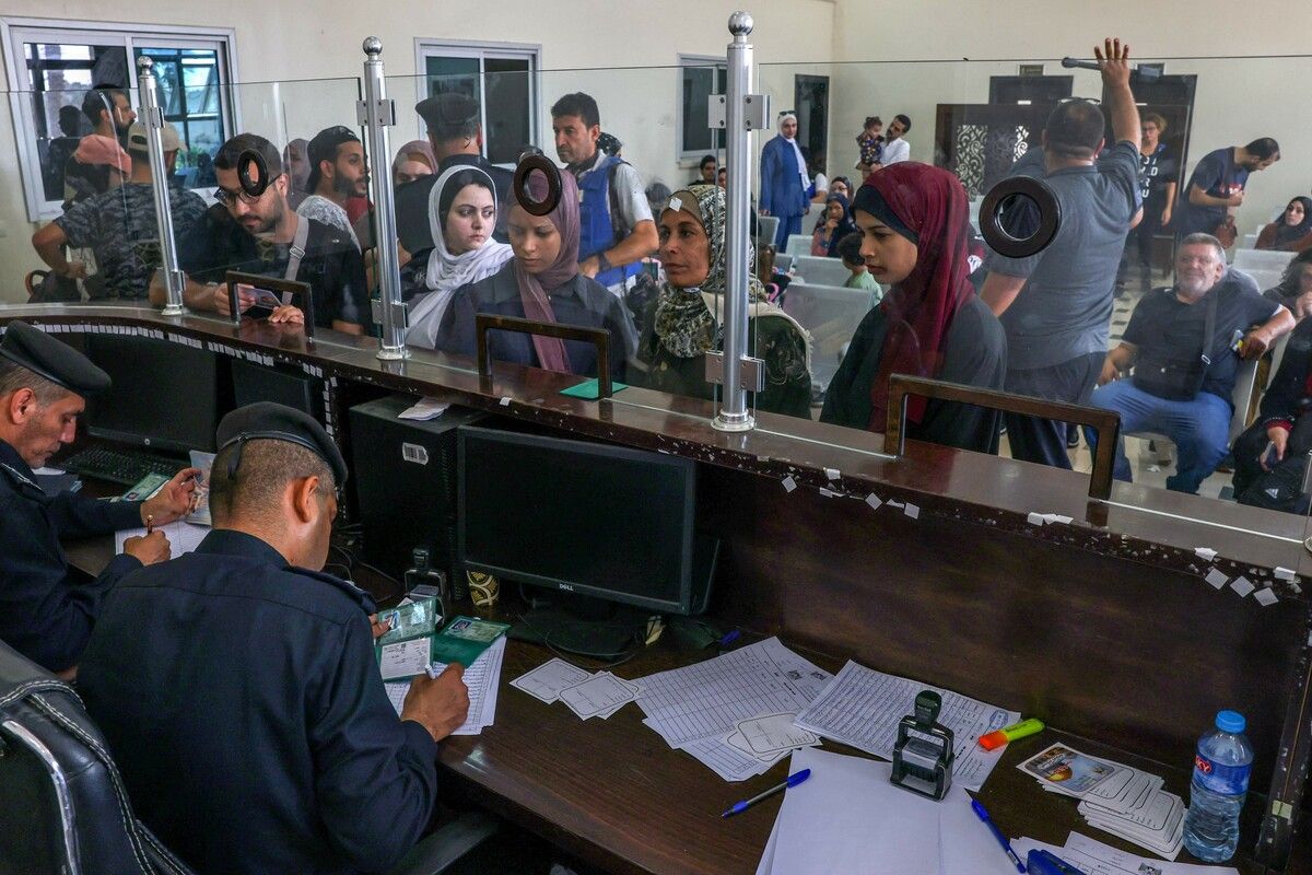 Palästinensische Grenzschutzbeamte überprüfen die Dokumente der Menschen, die über die Grenze in Rafah wollen. AFP