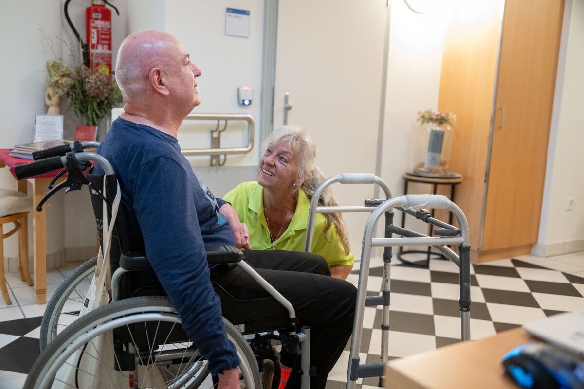 Palliativschwester Ursula Hofmann kümmert sich um Klaus, einen Patienten. Beate Rhomberg
