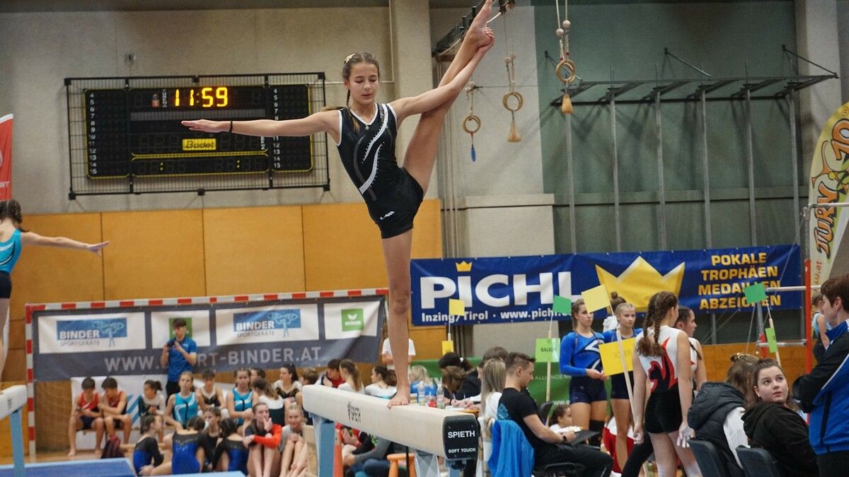 Perfekte Standwaage von Victoria Hendl auf dem Balken.