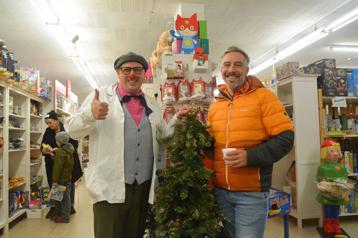 Pinoccio-Chef Alexander Schranz (r.) sammelte am langen Einkaufsabend Spenden für die CliniClowns. Dr. Toll-Patsch war als Clown vor Ort. bvs (2)