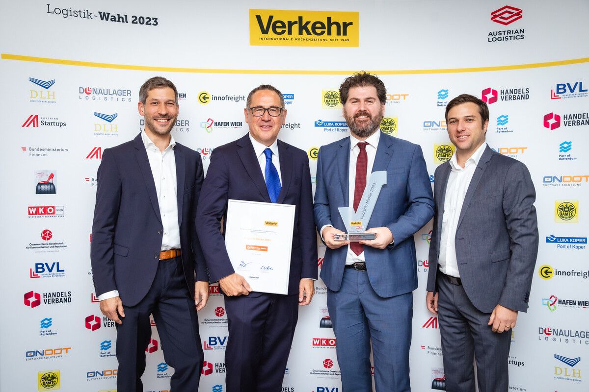 Preisverleihung in der ÖAMTC-Zentrale (v.l.): Merlin Herrmann, Jürgen Bauer (Mitglied der Geschäftsleitung), Frank Haas und Manuel Wunderli, alle Gebrüder Weiss.  FA/Fellner