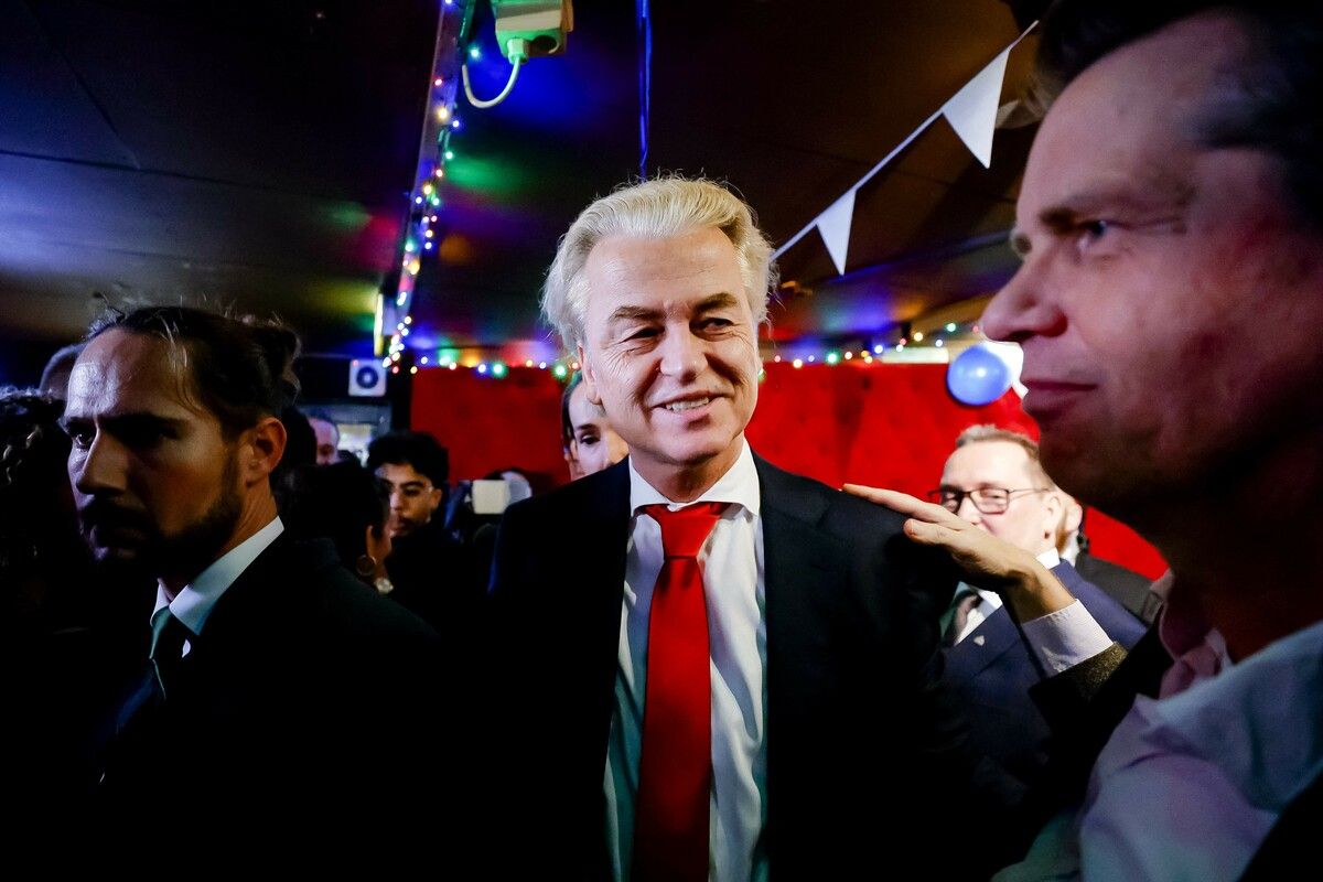 PVV-Chef Geert Wilders feiert die Ergebnisse der Repräsentantenhauswahlen in den Niederlanden. Die rechtsextreme, islamfeindliche Partei des hitzigen Politikers hat bei den Wahlen am Mittwoch einen großen Sieg errungen. AFP