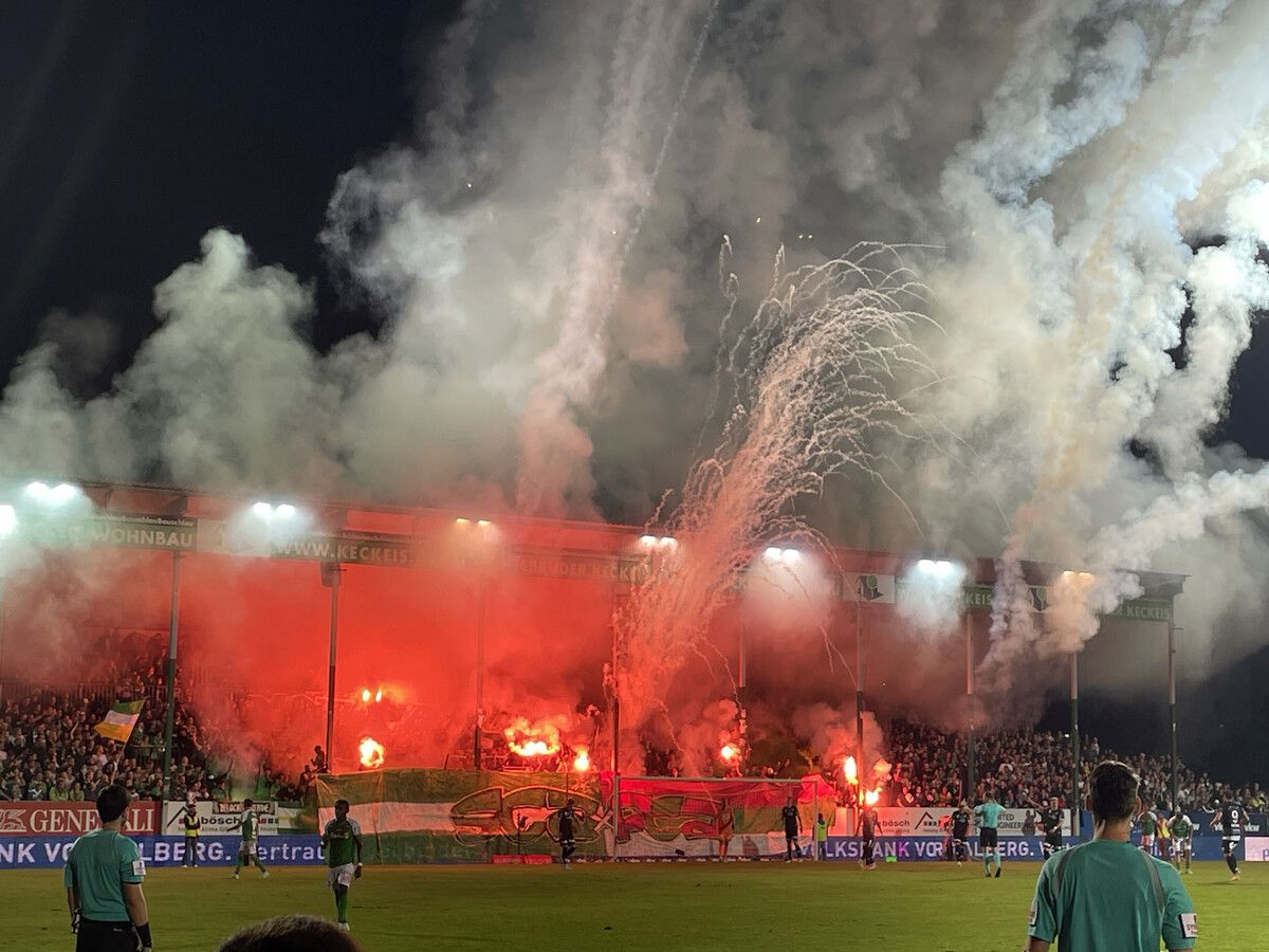 Pyrotechnik-Spektakel mit Rauchtöpfen beim Derby. m. shourot