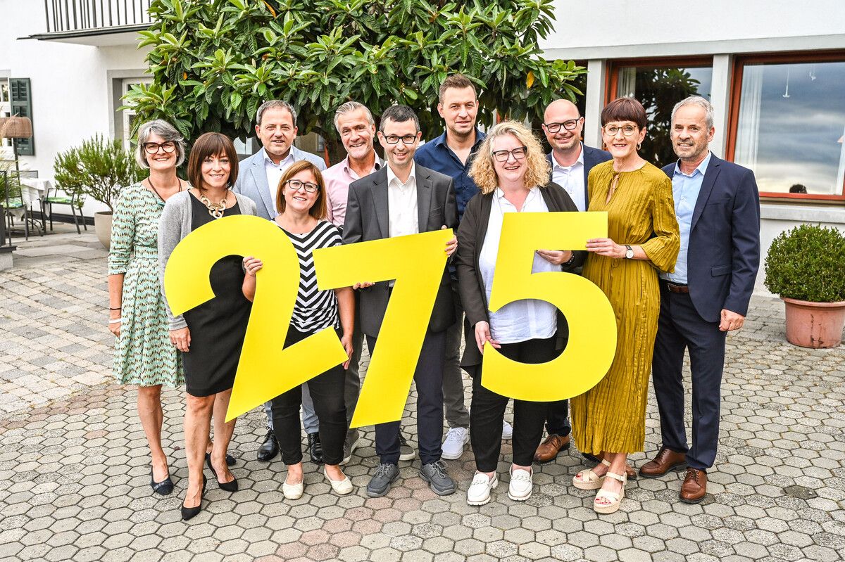 Raiffeisen Die Raiffeisenbank Bodensee-Leiblachtal ließ ihre langjährigen Mitarbeiter hochleben: Christine Gratzer, Bianca Koller, Stephan Schrott, Nina Kitzmantel, Jürgen Gassner, Stefan Schönberger, Johannes Hefel, Silvia Saurer-Kaufic, Oliver Drechsel, Edith Moranduzzo, Eugen Spieler und Gabi Burtscher. raiffeisen