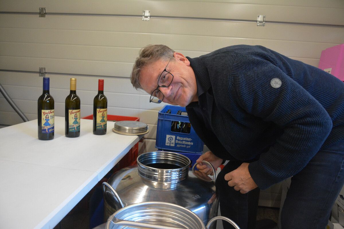 Rainer Nothelfer hat während der Corona-Pandemie an einer eigenen Wermut-Rezeptur getüftelt. Nun sind drei Variationen des „Vermut vo Luschnou“ auf dem Markt. bvs