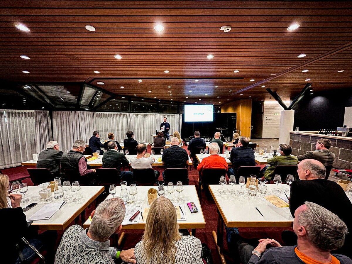 Rund 250 Gäste besuchten die Wine Time, veranstaltet von Weinstein Finewine, im Dornbirner Kulturhaus, und viele davon die Master Classes, so auch Schüler der HLW Rankweil und der Landesberufsschule Lochau, die von Veranstalter Sebastian Spiegel in Sachen „Nachwuchsförderung“ eingeladen wurden. FA