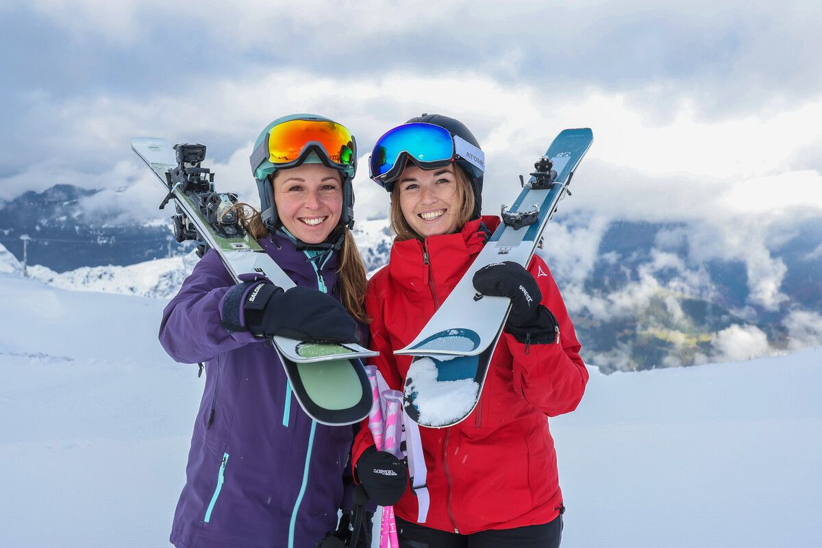 Sabine Wolf und Natascha Zandveld freuen sich, dass die Skisaison wieder losgeht.