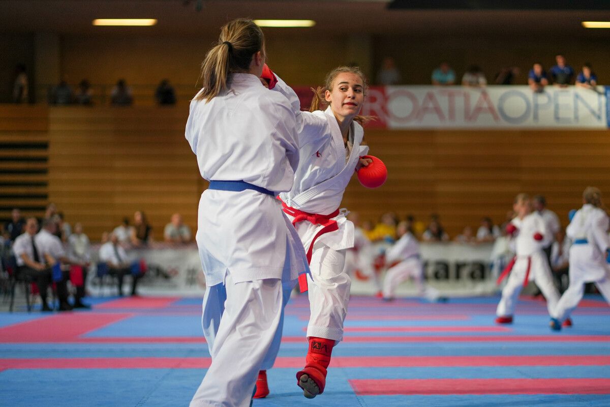 Sara Skrijelj holte sich Gold im Einzel und in der Mannschaft.Karate Vorarlberg