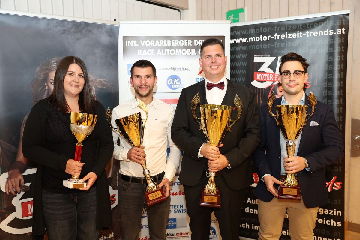 Siegerpokale gab es für Anne Kothgassner aus Dornbirn, die die Damenwertung für sich entschied, sowie Christoph Schuler (Platz 2), Sieger Marco Schöbel aus Hard und Maximilian Petter (3./von links).Fotos: Noger/4