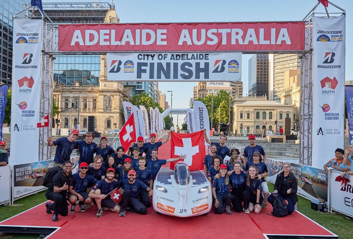 Solarmobil Das aCentauri Solar Racing Team der ETH Zürich hat Australien allein mit Sonnenkraft durchquert. Am Ende wurde es Platz 12 in der Kategorie „Challenger“. Hauptpartner und Sponsor der Aktion ist Gebrüder Weiss. Nun bringt der Logistiker das Solarmobil wieder zurück in die Schweiz. gw