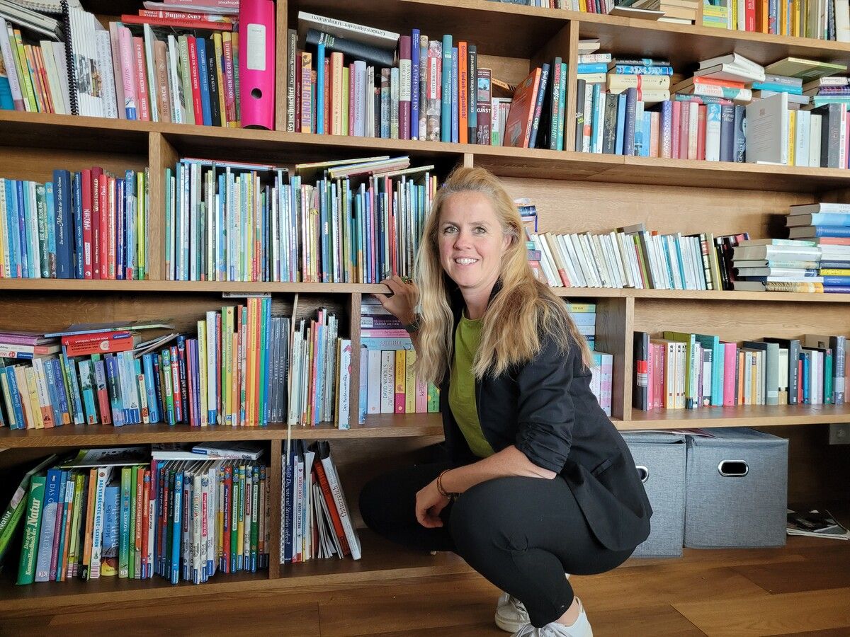 Sonja Schöpf hat den Kinderbüchern im Regal einen eigenen Platz eingeräumt. VN/Gunz