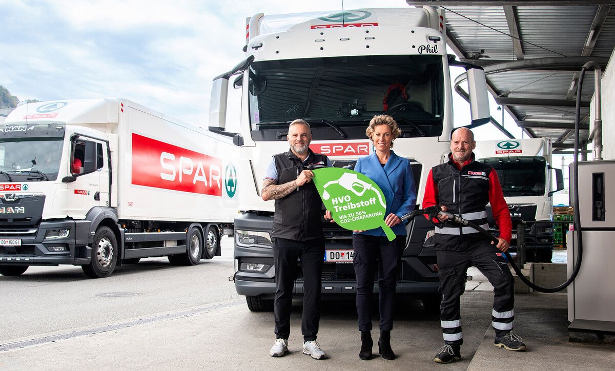 Spar-Geschäftsführerin Carina Pollhammer, Logistikleiter Raimund Hämmerle (l.) und Fahrer Salvatore Greco setzen ab sofort auf HVO-Treibstoff. SPAR/MEDIArt