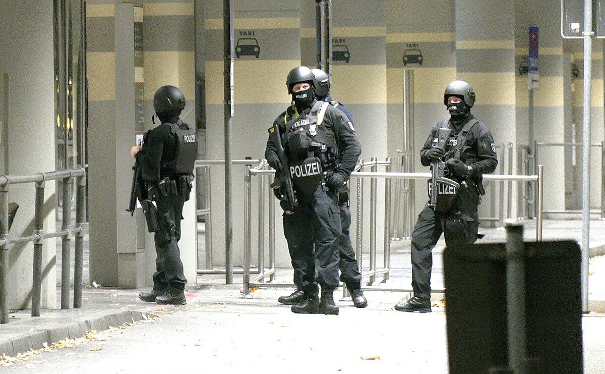 Spezialkräfte der Polizei waren am Flughafen im Einsatz. dpa