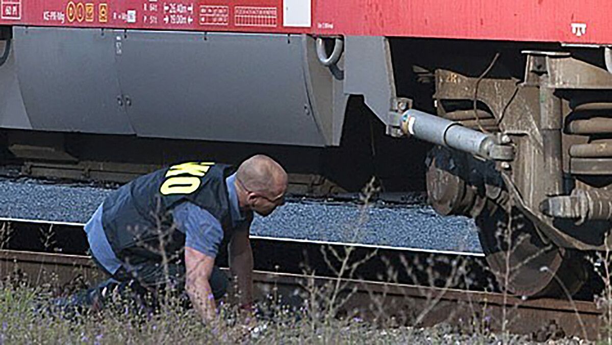 Sprengstoffkundige Beamte durchsuchten die Zuggarnituren akribisch nach explosivem Material. apa/Mathis