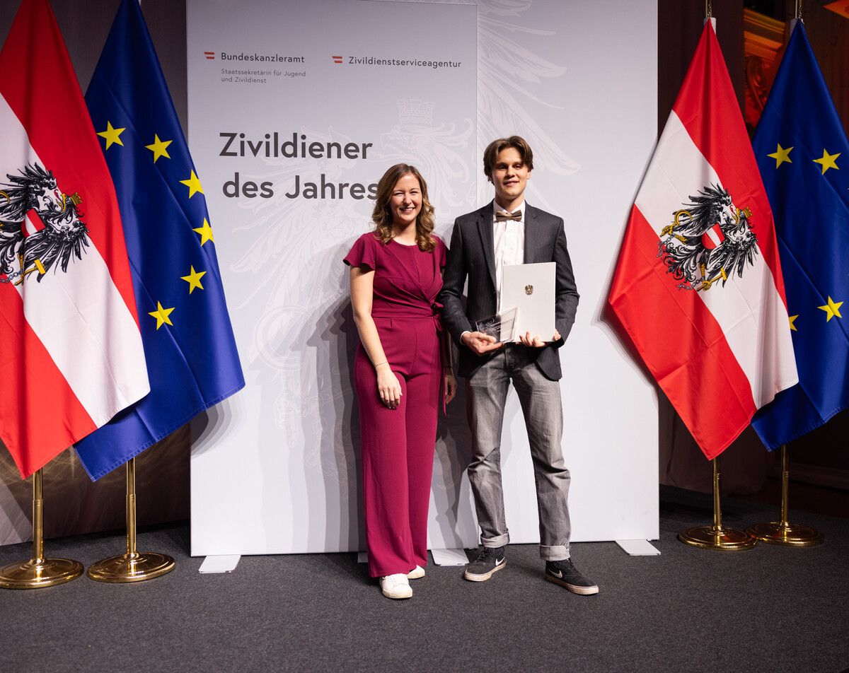 Staatssekretärin Claudia Plakolm überreichte David Dünser die Urkunde.BKA/Zillbauer