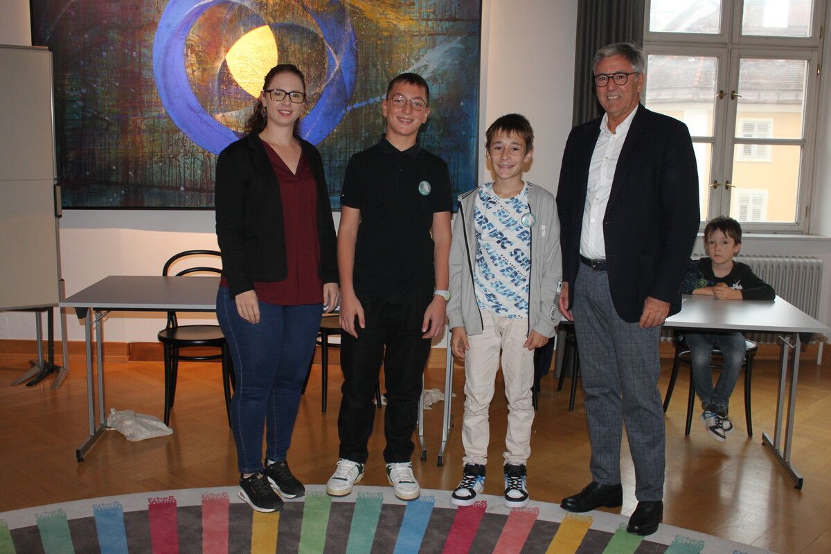 Stadträtin Nathalie Koch mit Jung-Bürgermeister Efe und Jung-Vizebürgermeister Dominik sowie Bürgermeister Wolfgang Matt.