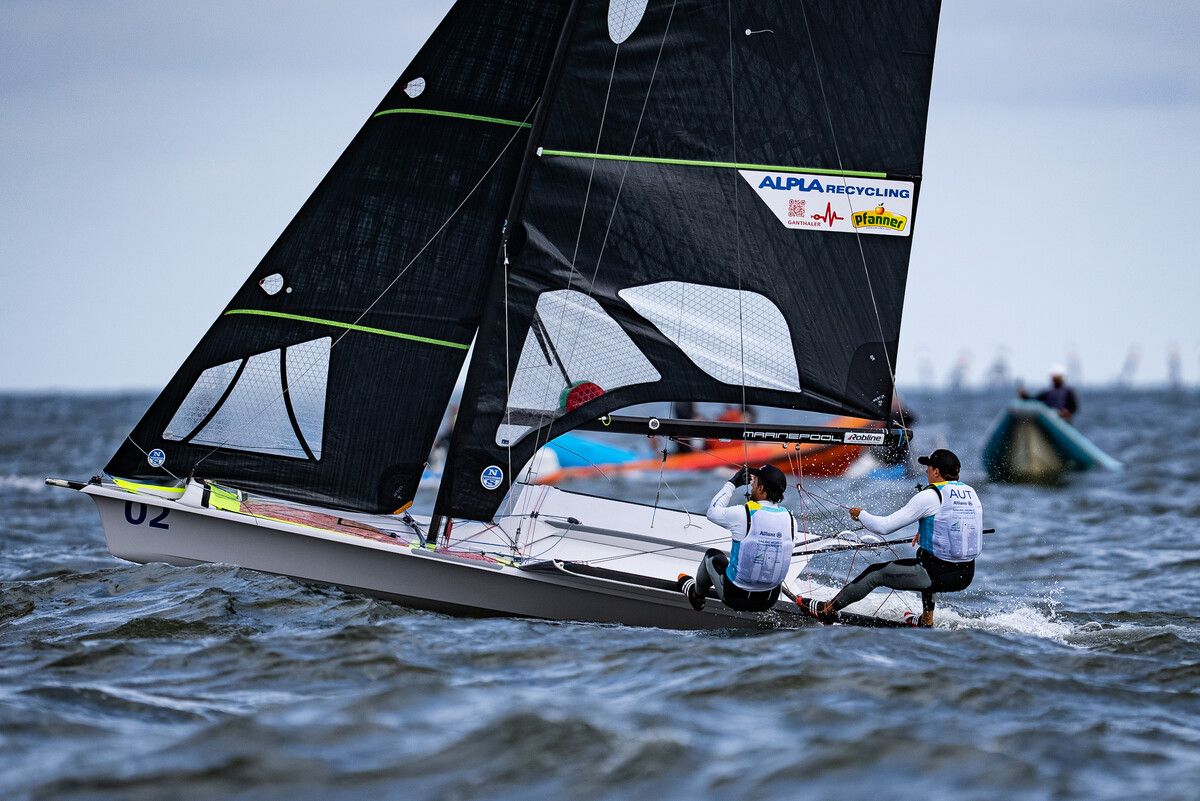Steuermann Benjamin Bildstein (r.) und Vorschoter David Hussl haben vor dem Finaltag bei der 49er-EM an der Algarve noch alle Trümpfe im Kampf um die Medaillen in der Hand.Candidate Sailing