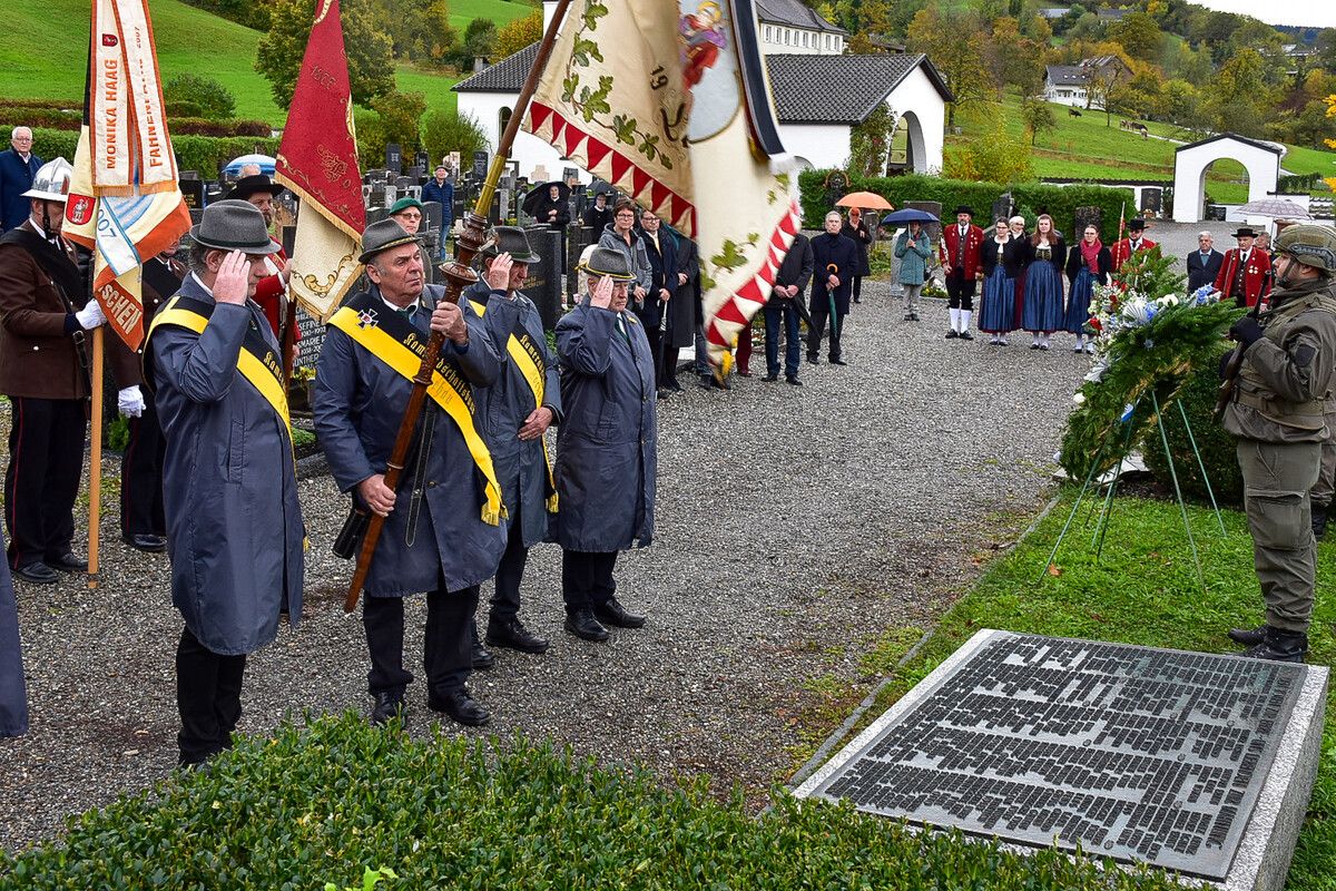 Stille Fahnengrüße zur Erinnerung an die Opfer der Kriege.