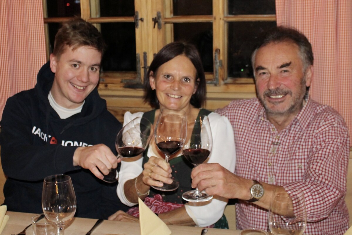 Stoßen auf gute Zusammenarbeit an: Adler-Wirt Kilian Gorbach mit Christiane und Albert Hager (r.). Stp