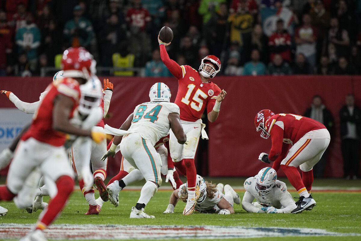 Superstar Patrick Mahomes brachte mit zwei Touchdown-Pässen die 50.000 Zuschauer in der Frankfurter Arena zum Beben und führte die Kansas City Chiefs zum siebten Sieg im neunten Saisonspiel.AP