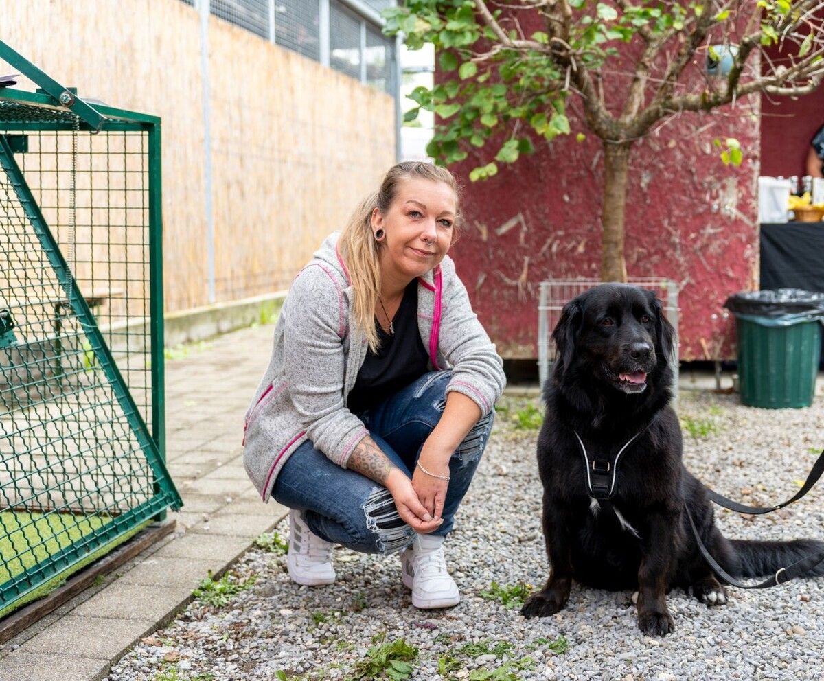 Susann Bormann mit einer Hündin, die sie in Lech sichern konnte.bormann