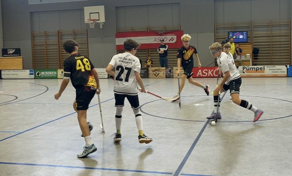 Teams aus Tirol, Vorarlberg, Liechtenstein und der Schweiz lieferten sich spannende Duelle auf dem Spielfeld der HAK-Turnhalle. HFC Feldkirch Knights