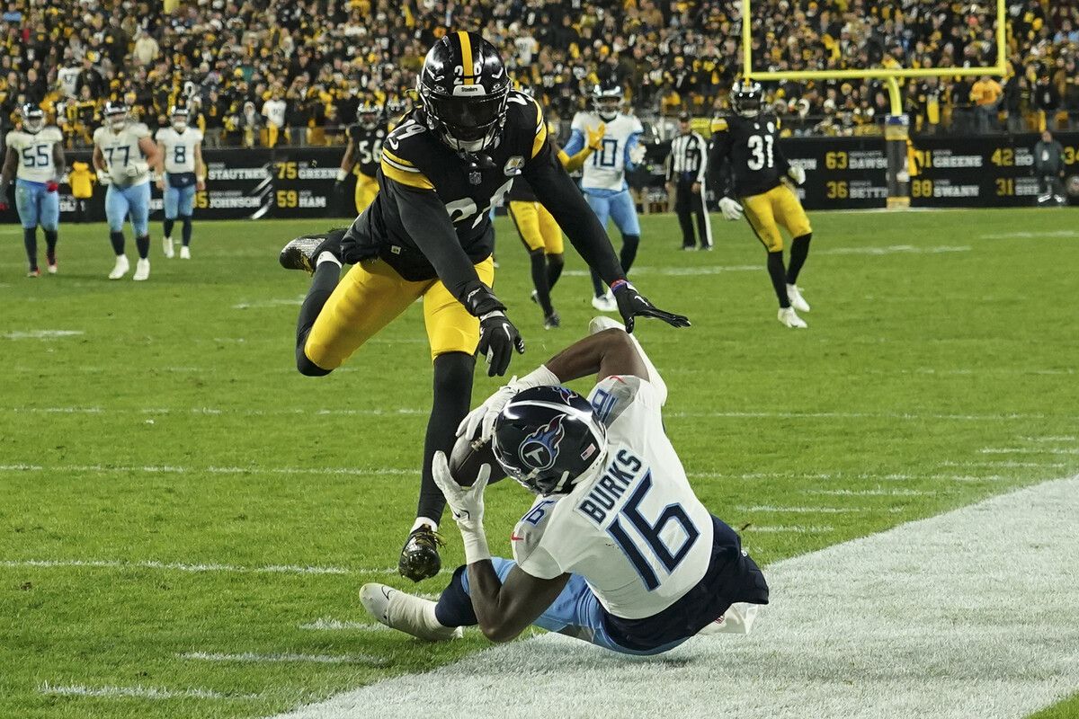 Titans-Receiver Treylon Burks schlug mit dem Hinterkopf auf und blieb liegen.ap