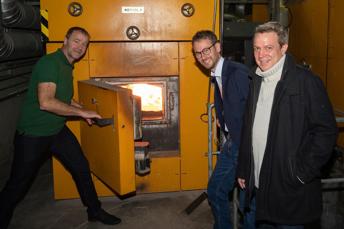 Tobias Ilg, Obmann des Biomasseverbands Vorarlberg (v. l.), Landesrat Daniel Zadra und AK-Konsumentenschützer Paul Rusching. VLK/Serra