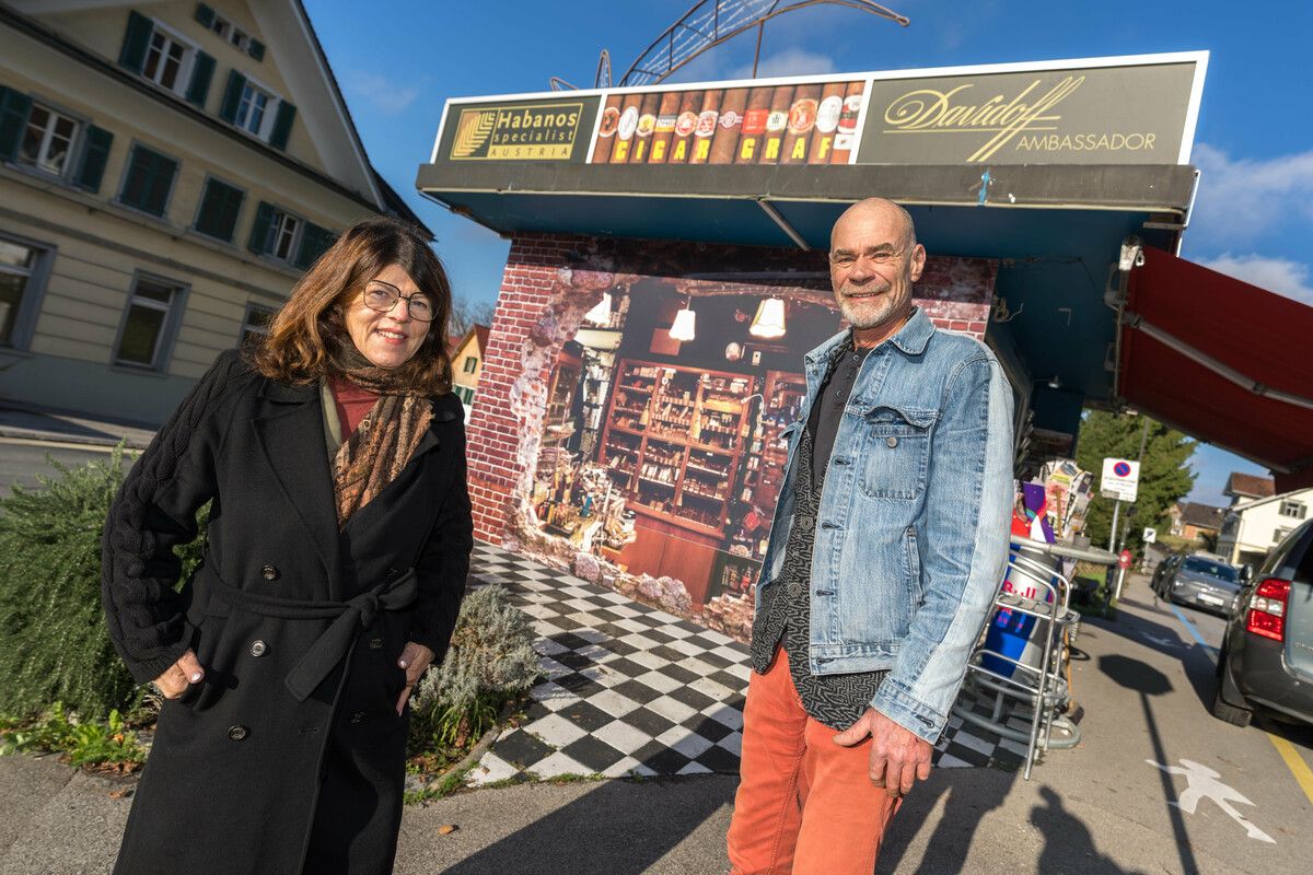 Trafikantin Eva Graf sieht in der Fassade auch eine Botschaft. Ihr Mann Wolfgang ist für die Dekoration verantwortlich. vn/Stiplovsek