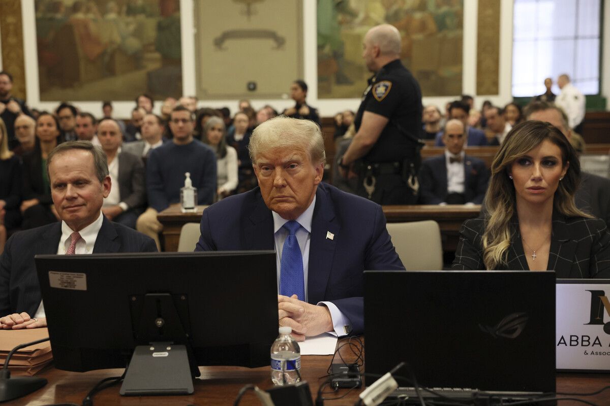 Trump nahm wieder vor dem New York Supreme Court Platz.AP