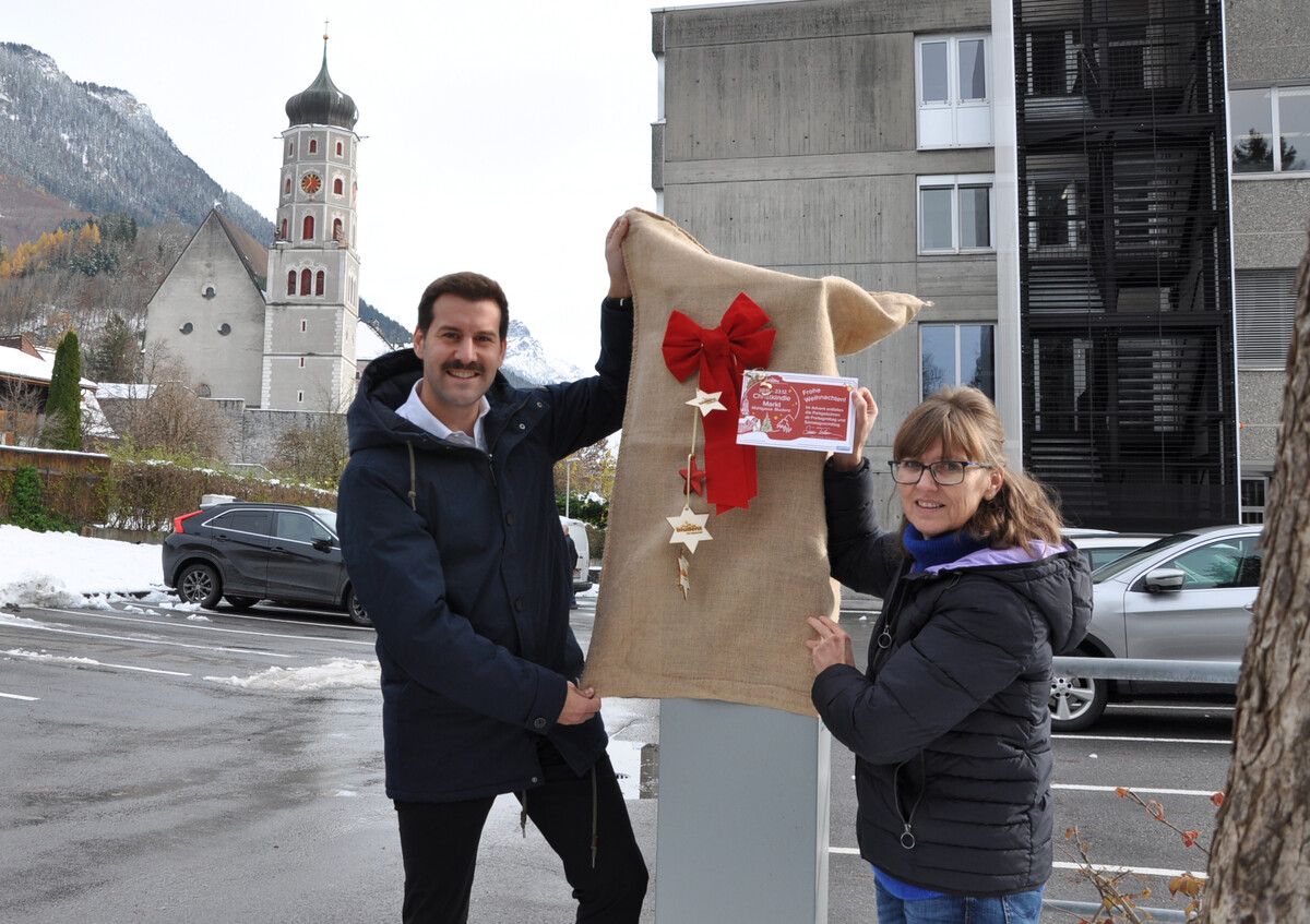 Bürgermeister Simon Tschann und Natascha Arzberger, Geschäftsführerin des Stadtmarketings, laden zum entspannten Weihnachtseinkauf ein.stadt bludenz