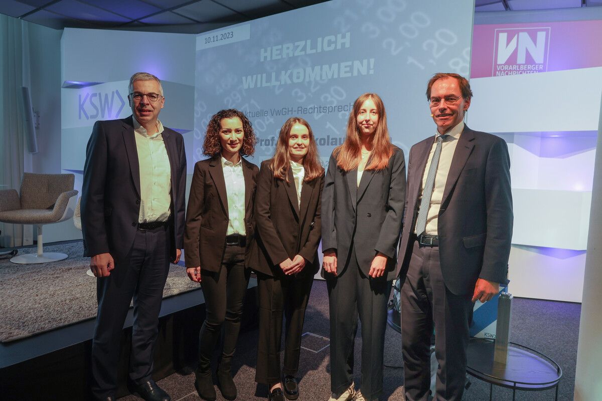 V. l.: Fachbereichsleiter Wirtschaft Markus Ilg (FH Vorarlberg), Preisträgerinnen Veda Sahin-Fidan, Julia Hagen, Deborah Züst, Kammerpräs. Jürgen Reiner. VN/PS