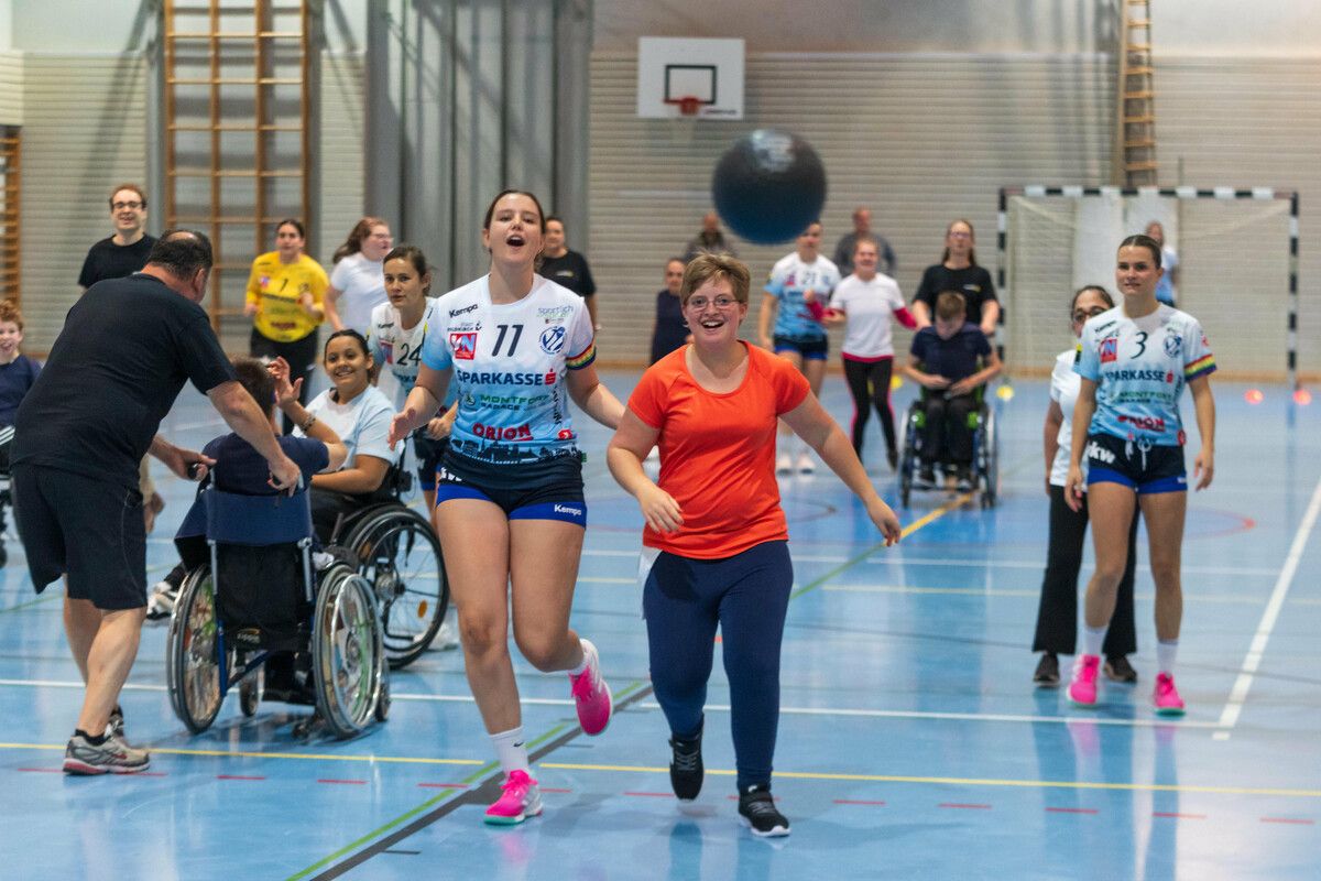 Viel Spaß beim Handball hatten in Feldkirch alle. Die SchülerInnen vom Schulheim Mäder und alle anderen. VN/Stiplovsek