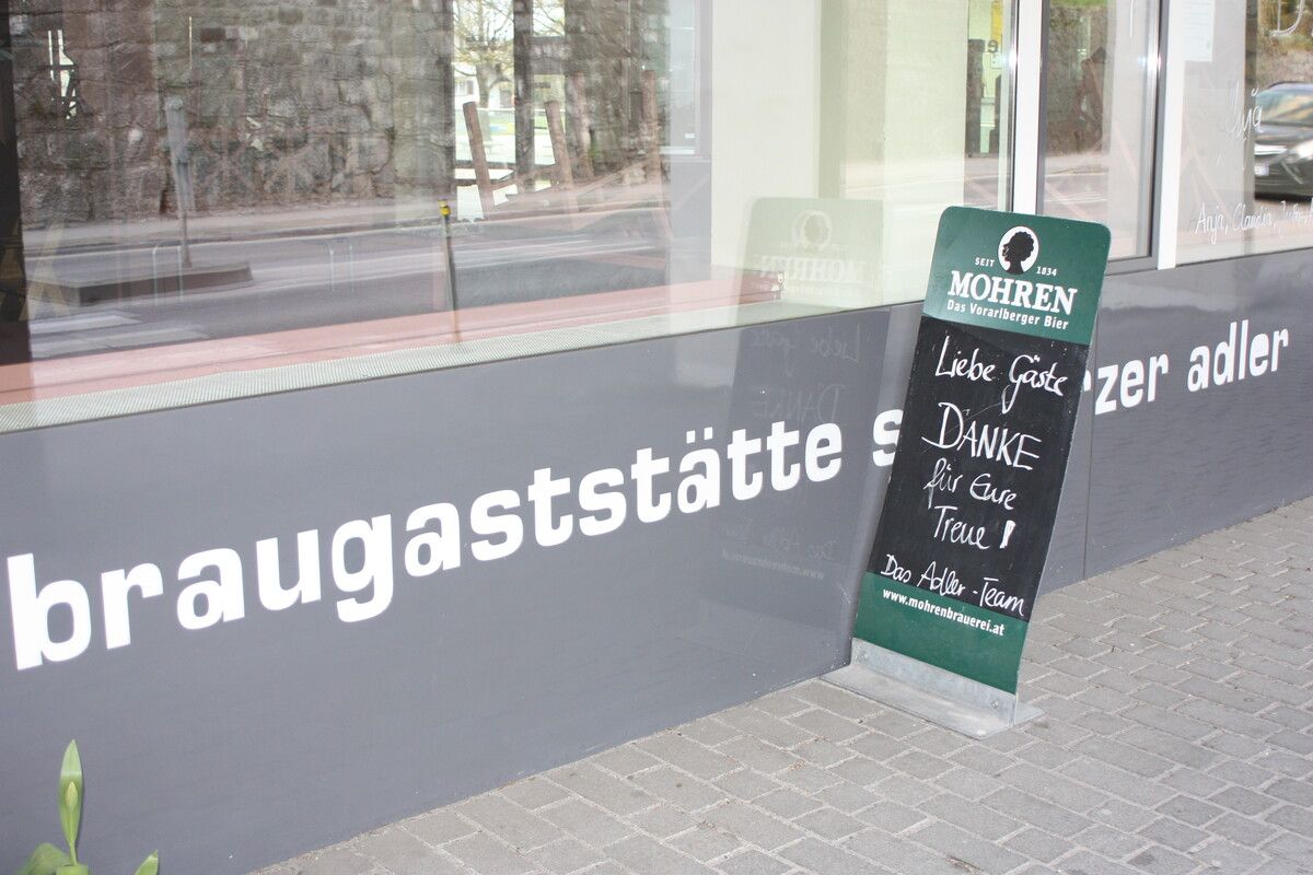 Viele sehnen die Wiedereröffnung des Treffpunkts Gasthaus Schwarzer Adler in Rankweil herbei. VN-TK (3)