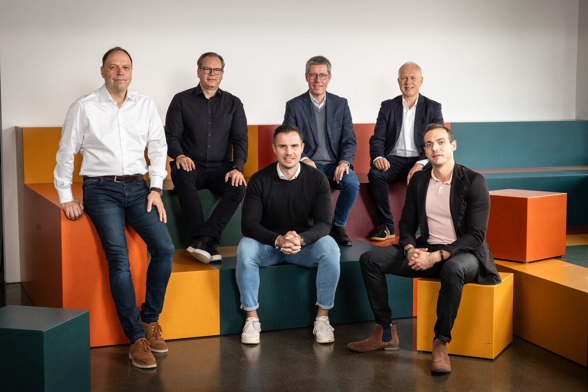 V.l. hinten: Daniel Schwartmann, Markus Raith (Russmedia), Harald Mährle, Frank Riemensperger. Vorne: Florian Wassel, Matteo Ender. Fa