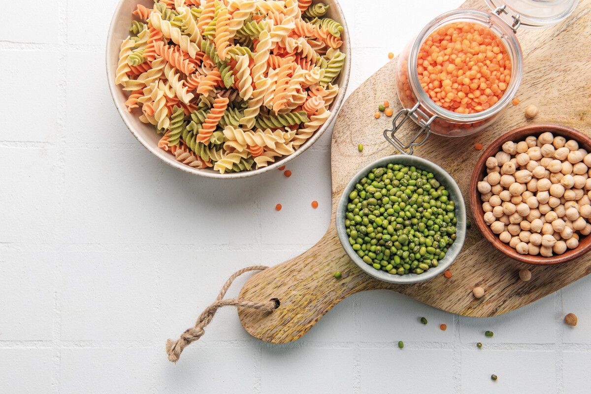 Weizenmehl wird bei Pasta inzwischen oft durch Hülsenfrüchte wie Erbsen, Bohnen, Linsen oder Kichererbsen ersetzt. Der Anteil an pflanzlichem Eiweiß erhöht sich somit.