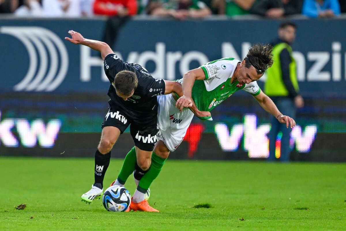 Wer schafft es, im Derby das Spielgerät (Ball) auf seine Seite zu ziehen, Altachs Lukas Fadinger oder Austrias Leo Mätzler?gepa