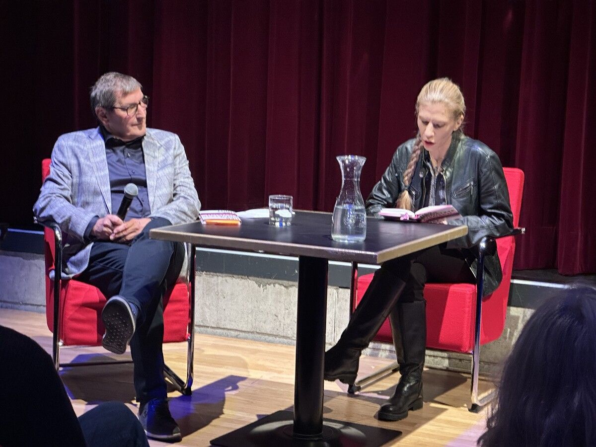 Wolfgang Maurer (Obmann allerArt) und die Philosophin Lisz Hirn diskutierten unter anderem angeregt über die Vor- und Nachteile künstlicher Intelligenz.bi