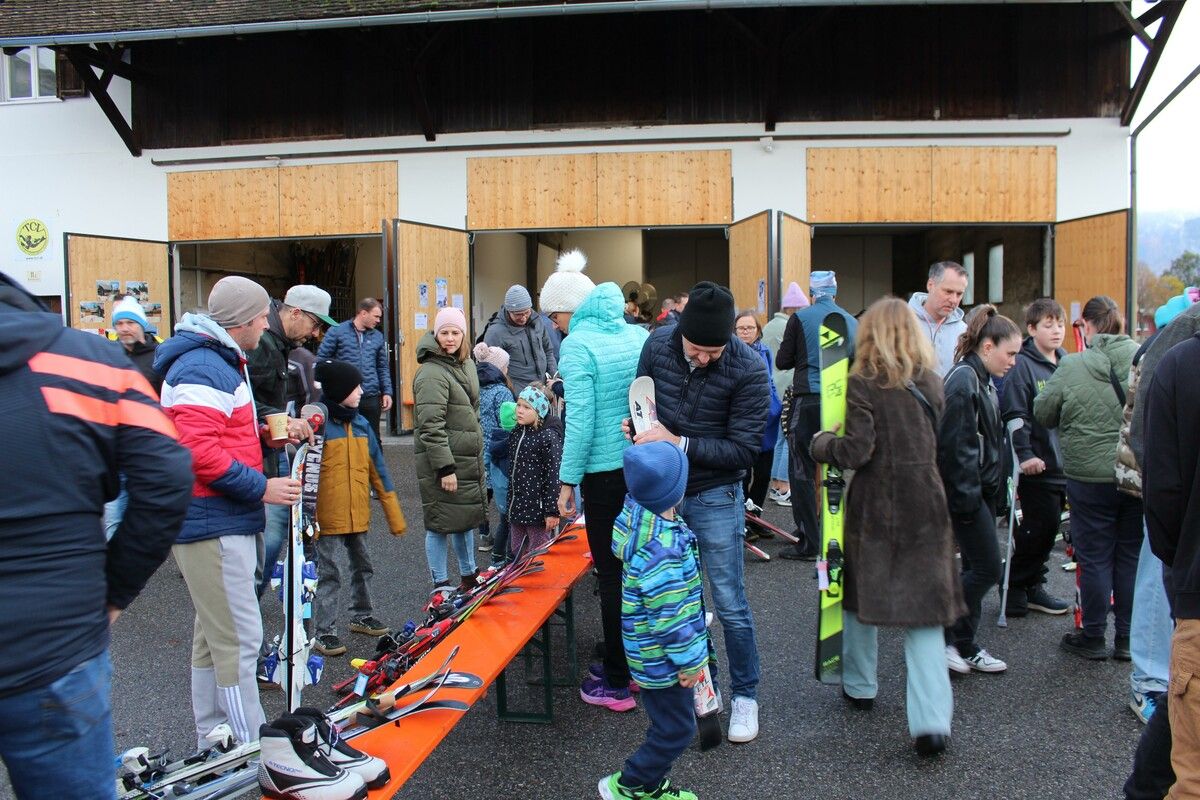 Zahlreiche Besucher beim Wintersportartikeltausch, um für die Wintersaison gerüstet zu sein.WSV Nofels