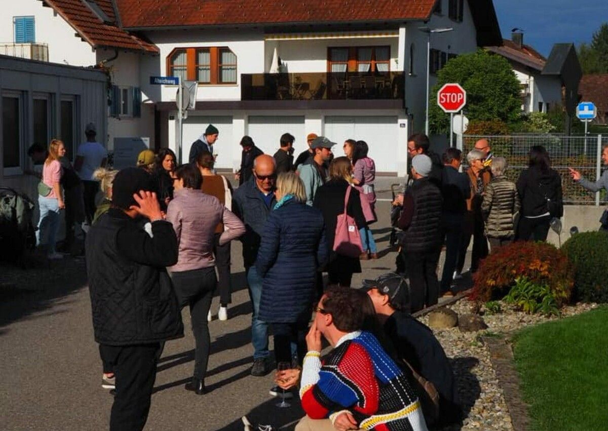 Zahlreiche Besucher kamen zur Vernissage nach Altach. Adlassnigg