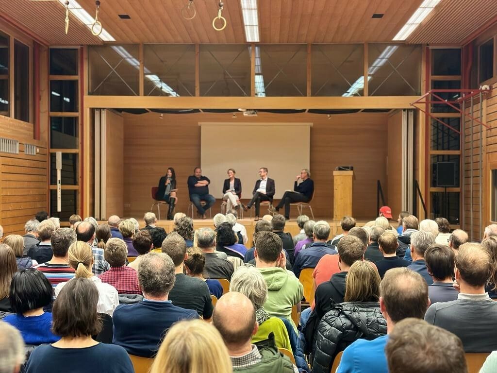 Zahlreiche Interessierte kamen nach Reuthe und verfolgten die Diskussion. aha (2)