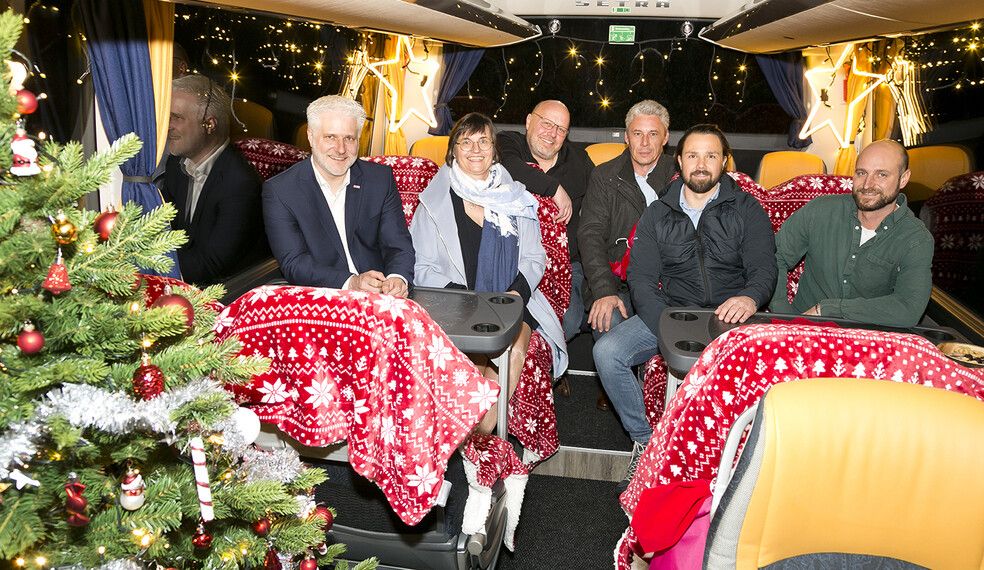 Absolventen Bei der Tagung der Autobus-, Luftfahrt- und Schifffahrtunternehmungen wurden vier Absolventen der Konzessionsprüfung geehrt: Niklas Herburger, Mathias Herburger, Gerhard Metzler und Patrick Gruber. „Wir freuen uns sehr über unsere Absolventen“, so Fachgruppenobfrau Elke Bereuter-Hehle. wkv/mathis