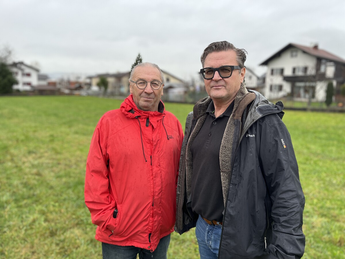 Karl-Heinz (rechts) und Markus Grotti haben Ärger mit ihren Grundstücken in der Marktgemeinde Rankweil. VN/PLESCH